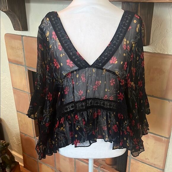 Free People Black Bright Lights Boho Whimsical Floral Blouse, size XS - Picture 1 of 9